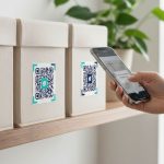 Persona escaneando un código QR en una caja de almacenamiento para organización del hogar